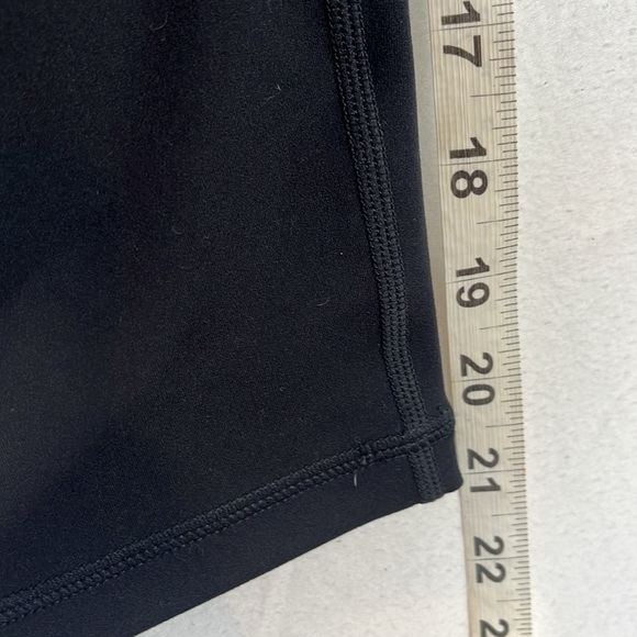 NWT Hue Active Cool Breeze Capri Leggings Black and Navy Size Medium - Picture 7 of 12